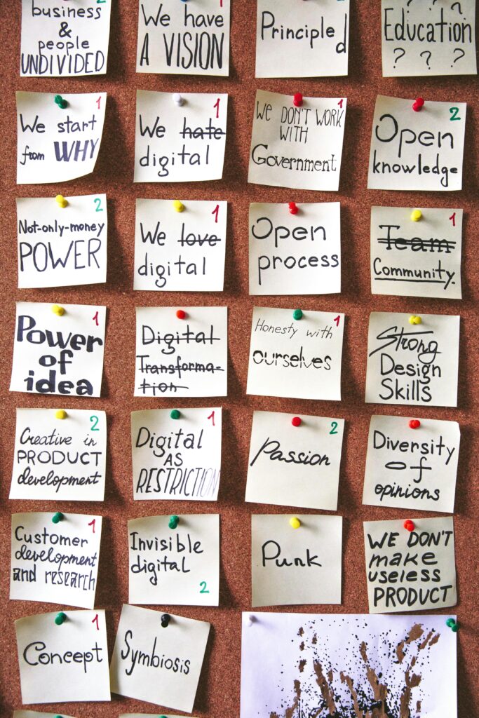 Nuevos Emprendedores en New Jersey , Corkboard with inspiring notes and goals pinned, emphasizing creativity and innovation.